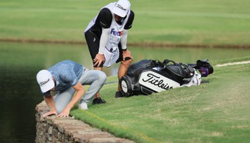 Jak se tam mohl míček udržet? Golfista pobavil šťastným úderem