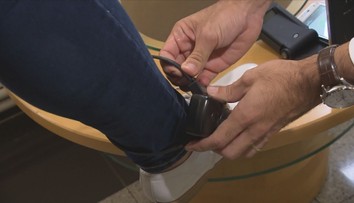 Stát nakoupil náramky pro lidi v domácím vězení. Nepoužil ještě ani polovinu