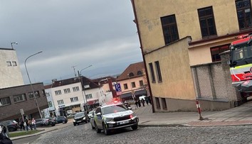 Policie evakuovala školu v Uherském Brodě. Našli tam výbušnou látku