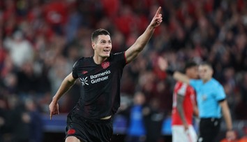 Schick vystřelil Leverkusenu výhru. Barcelona v Bruggách remizovala