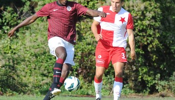 Měl být příští Drogba. Zesnulého exsparťana si připomíná i Anglie