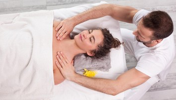 Masér masíroval dívky víc než chtěly. Hledají se další poškozené