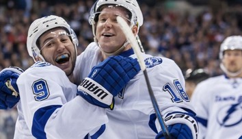 Palát asistoval, Johnson dal hattrick a Tampa srovnala krok