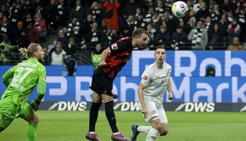 Frankfurt zvítězil díky kontroverznímu gólu Götzeho