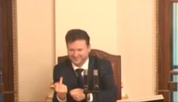 Předseda Sněmovny ukázal kolegům vztyčený prostředník, pak se omluvil