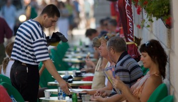 V hospodách nemá kdo obsluhovat. Lidé se do gastronomie nehrnou