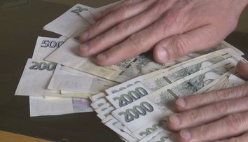 Policie stíhá muže z Prahy. Peníze lidí měl zúročit, místo toho z nich žil