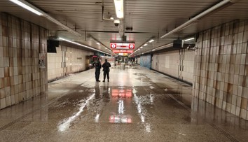 Komplikace v pražské dopravě. Metro stanicí Florenc už druhý den jen projíždí