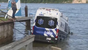Žena ujížděla sanitkou 160 kilometrů, pak vjela po rampě do zátoky