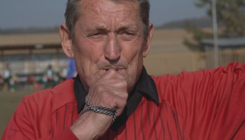 Rekordman mezi sudími píská šedesátou sezonu, červenou dal i manželce