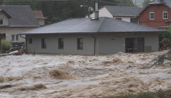 V některých obcích stále chybí silnice nebo chodníky, které zničily povodně