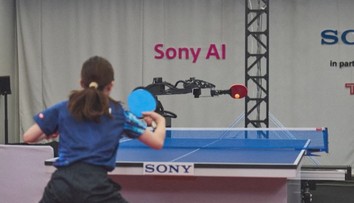 Robot Eso přepisuje historii. Jako první dosáhl profesionální úrovně v ping‑pongu