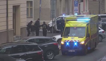 Rvačka za bílého dne v centru Prahy. Agresor napadl strážníka a zranil ho