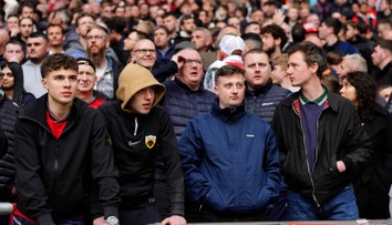 Útěk fanoušků United. Po gólu opouštěli Wembley, pak se snažili dostat zpět
