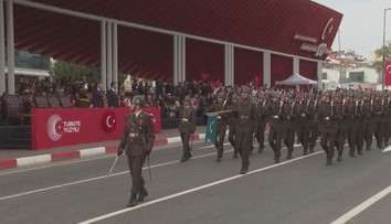 Turecko slaví sto let od založení. Do ulic se vydaly tisíce lidí