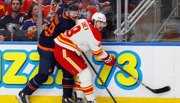 Železný muž jaksepatří. Zadák Calgary hrál play-off se třemi zraněními