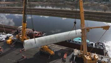 Obří jeřáb naložil v Děčíně unikátní plynové zásobníky. Poputují do Švýcarska