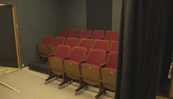 Stará čekárna nádraží v Olomouci se proměnila v minikino. Pojme asi 20 lidí