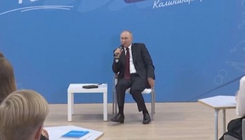 Putinovy "roztančené" nohy: Před studenty maskoval výrazné škubání nohama