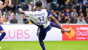 Záběry jen pro silné povahy. Fotbalista ošklivě zlomil soupeři nohu