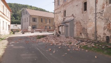 Hasiči zasahovali u spadlé stěny v Jakubově, která zatarasila jediný vjezd do obce