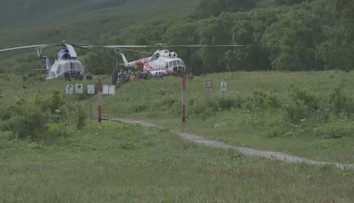 Vrtulník s turisty se zřítil na Kamčatce do jezera, osm lidí je pohřešovaných