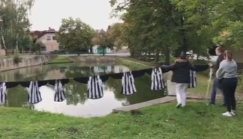 Rivalita ve 4. fotbalové třídě, hráči pověsili přes rybník soupeřovy dresy