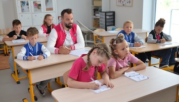Gudas září v zábavném hudebním klipu: Vrátil se do lavic a dal učitelce 'bodyček'
