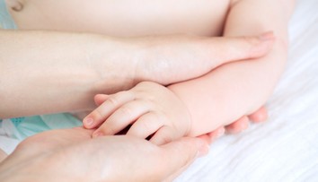 Siamská dvojčata za sebou mají první operaci. Lékaři promluvili o jejich stavu