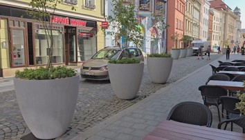 Obří květináče za miliony budí emoce. Lidé je v centru Jihlavy nechtějí