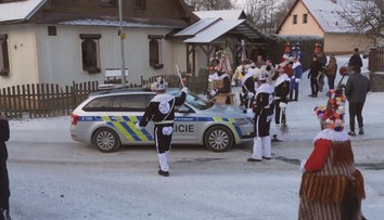 Česko žije masopustem. V Hamrech maškary obklíčily i policejní hlídku