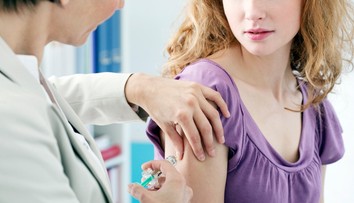 Na novou variantu covidu nezabírá očkování. Epidemiolog radí, jak se chránit