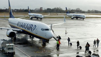 Ryanair nechal na letišti desítky cestujících. Vyskládali jim kufry a odletěli
