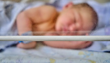Porodní asistentka zpanikařila a utekla od porodu. Miminku šlo o život