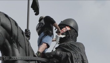 Svatému Václavovi někdo přelepil ústa páskou. Zasahovali i hasiči
