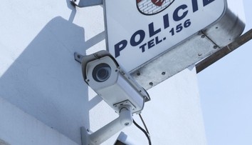 Muž obtěžoval hosty v budějovickém baru. Po zadržení se úmyslně zranil