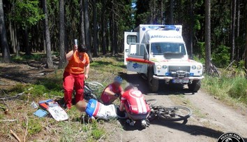 DĚSIVÁ NEHODA: Cyklista si probodl nohu vlastními řídítky! FOTO UVNITŘ