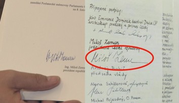 Proč vypadá Zemanův podpis jinak? Odborníci na písmo odpověděli