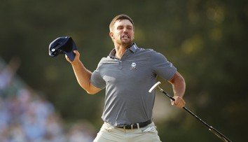 DeChambeau trefil hole-in-one přes svůj dům. Radoval se víc než po výhře majoru