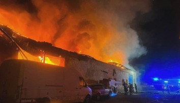 Desítky hasičů bojovaly s požárem. Hořel průmyslový objekt