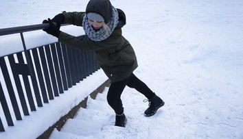 Žena ukázala jednoduchý trik, díky kterému na ledu už nikdy neuklouznete