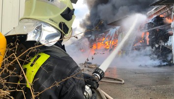 Obří požár v Písnici. Takhle s ním bojovali hasiči VIDEO + FOTO