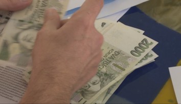 Zachovali byste se stejně? Manželé vrátili ztracenou kabelku se 100 tisíci