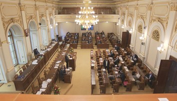 Poslanci schválili prodloužení nouzového stavu. Jednali o něm devět hodin