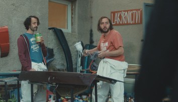 Komediální seriál z prostředí pneuservisu. Sledujte Gumy na Voyo už 28. října
