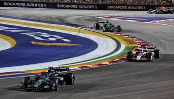 Russell suverénně triumfoval v Singapuru. Drama v McLarenu, přesto slaví titul