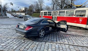 Zásahovka si přišla pro muže podezřelé z útoku před klubem