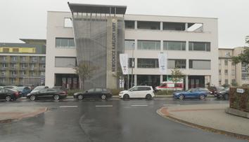 Lékaři v karlovarské nemocnici odmítají přesčasy. Vedení zvažuje omezení péče