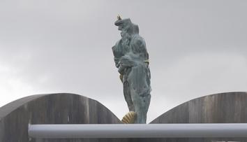 Socha na Plzeňsku straší řidiče. Z lávky ji budou muset odstranit