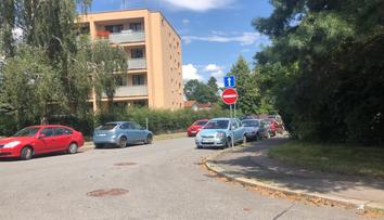 Řidiče v Praze zmátly dopravní značky. Navzájem si odporovaly